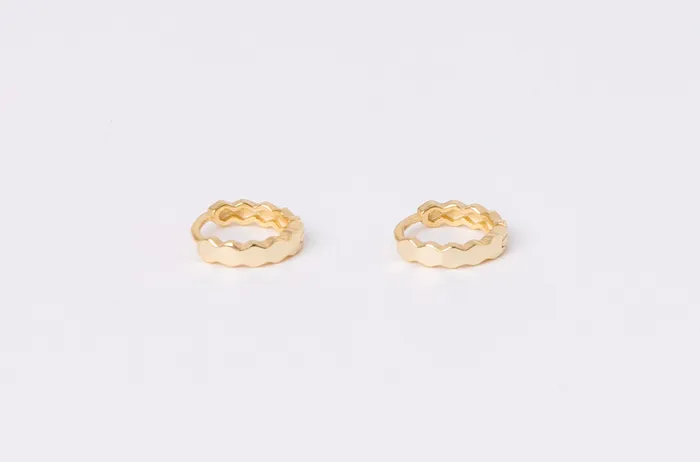 WANTME Earrings 9 mm Crinkle Huggies