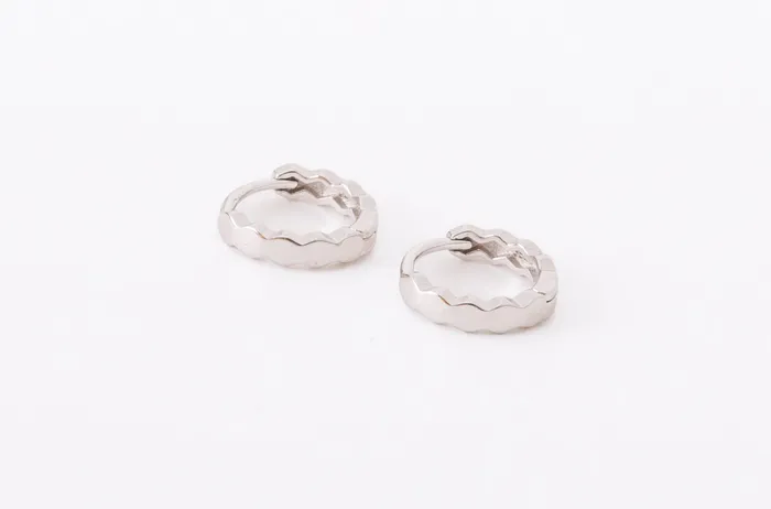 WANTME Earrings 9 mm Crinkle Huggies