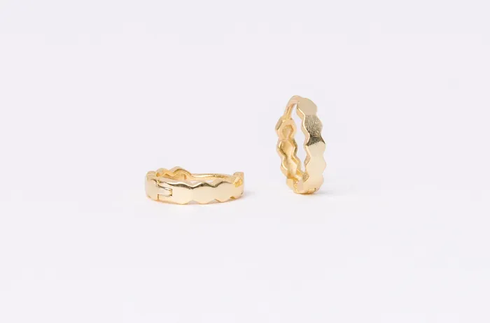 WANTME Earrings 9 mm Crinkle Huggies