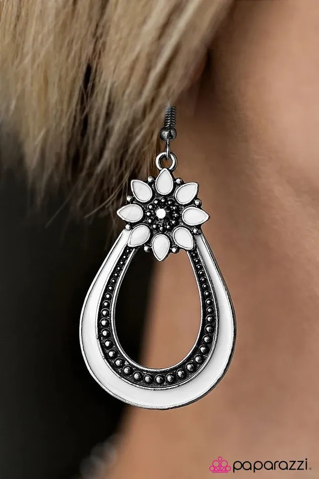 Earrings Paparazzi Jewelry Paparazzi Earring Paradise Garden White
