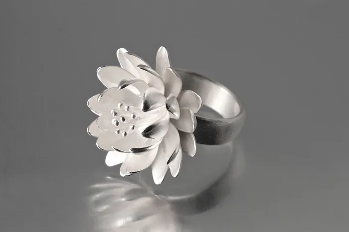 Rings Elise Moran Waterlily Ring in Size 85