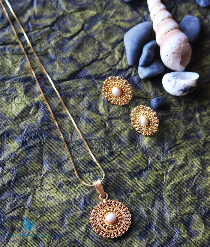 The Yuktvaa Silver Pendant Set Pearl Silversmith Necklaces