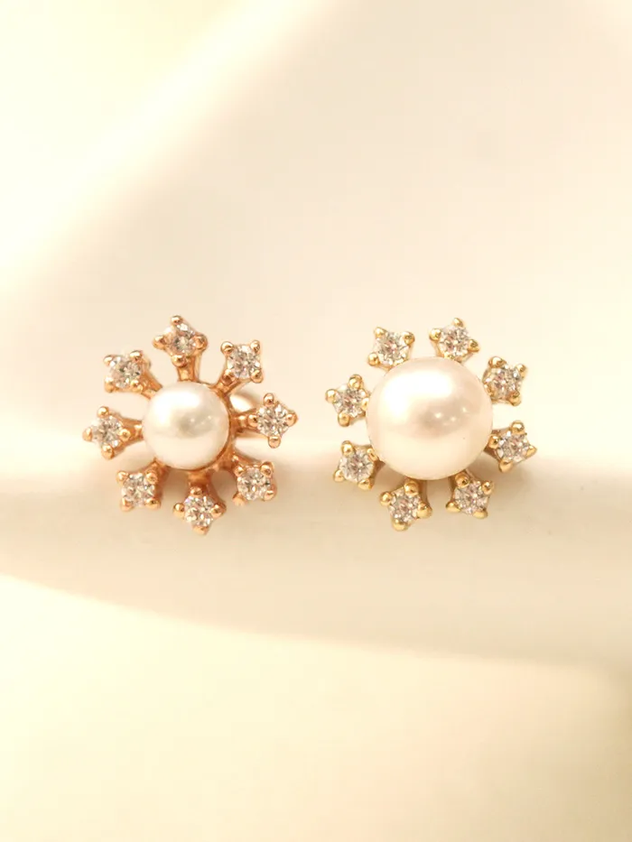 MinimalBijoux Earrings 14K Gold Pearl Flower Cubic Cartilage Earring 20G18G16G