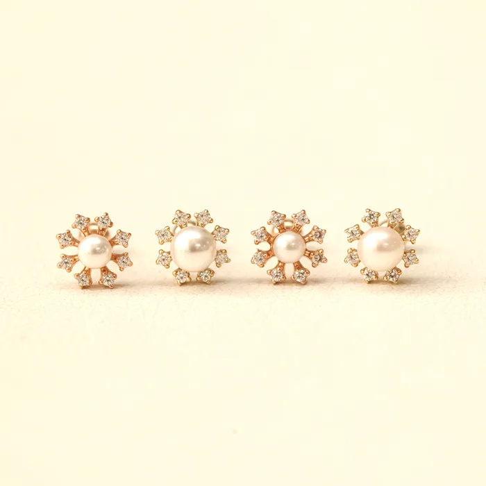 MinimalBijoux Earrings 14K Gold Pearl Flower Cubic Cartilage Earring 20G18G16G