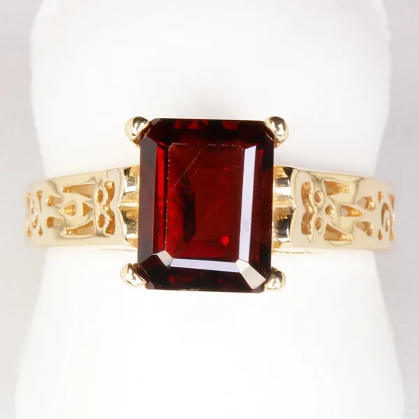 Rings vendorunknown Estate Red Garnet Ring in 14kt Gold