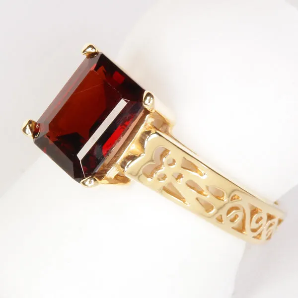 Rings vendorunknown Estate Red Garnet Ring in 14kt Gold