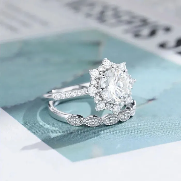 Silver or Gold Silver Halo Engagement Ring Set 15ct Luxus Moissanite Rings